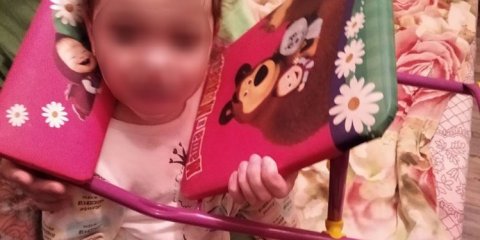 Двухлетняя жительница Ульяновска застряла в раскладном стульчике