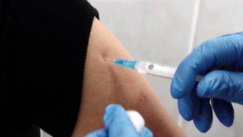 Масштабная прививочная кампания против коронавируса ведется по всей стране.
