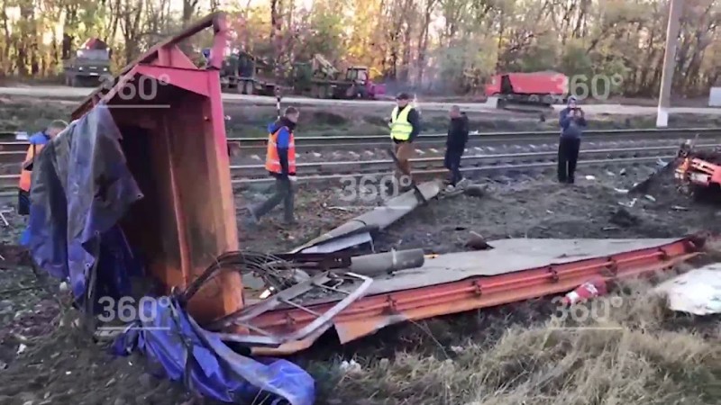 Поезд снёс грузовик на Кубани. Первое видео с места