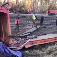 Поезд снёс грузовик на Кубани. Первое видео с места