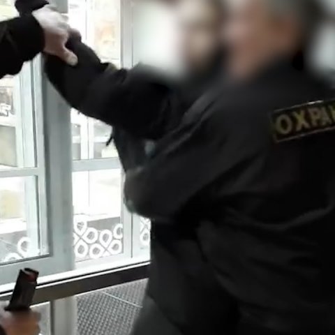 Охранник сцепился с покупательницей в тольяттинском «Перекрестке»