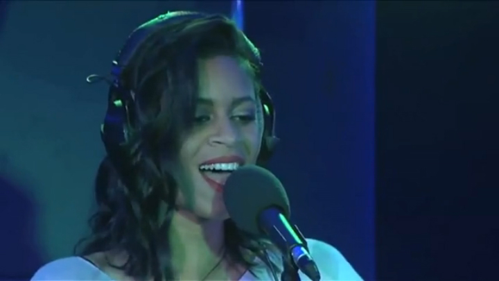 Видеоклип: AlunaGeorge - La La La in the Radio 1 Live Lounge