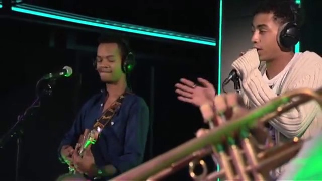 Видеоклип: Rizzle Kicks исполнили песню Ланы Дель Рей "Summertime Sadness"