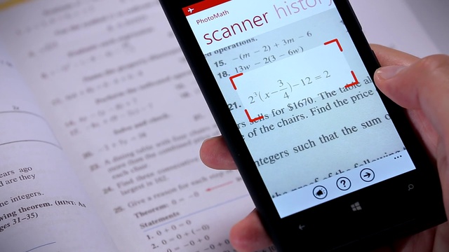 Приложение PhotoMath решит примеры по математике с помощью камеры смартфона