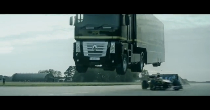 Невероятный прыжок грузовика над болидом F1!