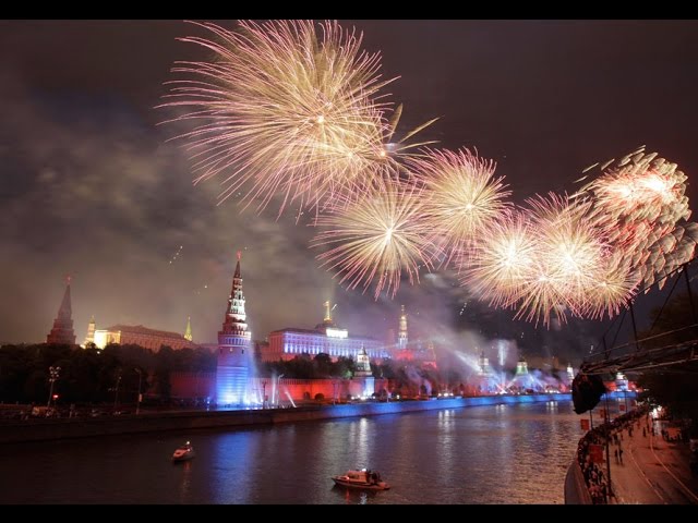 Салют в Москве 9 мая 2015 в честь 70-ой годовщины Великой Победы