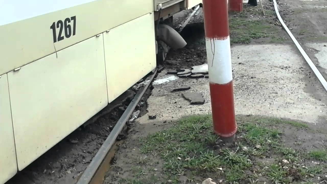 Трамвай сошел с рельс. Ульяновск, 22.04.2016
